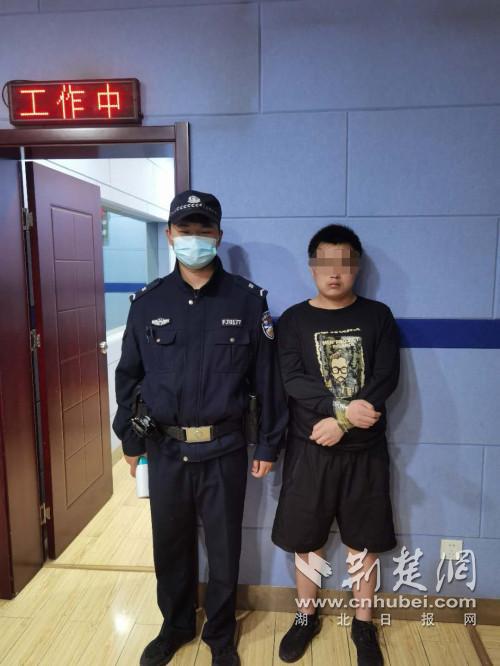 湖北武汉|男子拉断商铺门把入店盗窃 民警5分钟赶到瓮中捉鳖