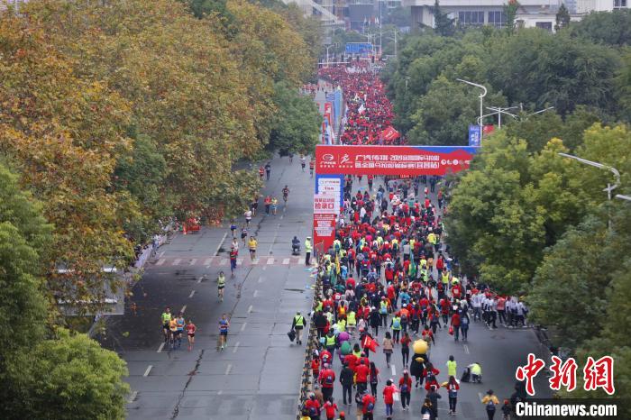 本次比赛共有来自10多个国家的2.2万名选手和马拉松爱好者参赛 钟欣 摄