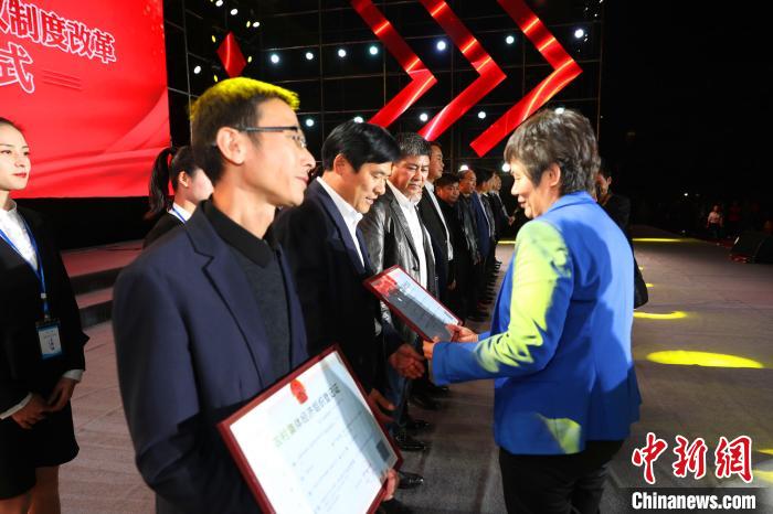宜都市颁发首批农村集体经济组织登记证　刘康　摄