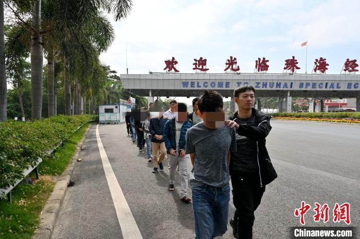 14名詐騙嫌疑人從珠海押解回襄陽(yáng)。十堰警方提供