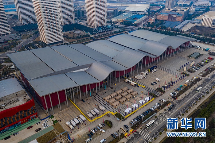 圖為航拍武漢客廳方艙醫(yī)院全景。新華網(wǎng)發(fā) 董宏祥攝