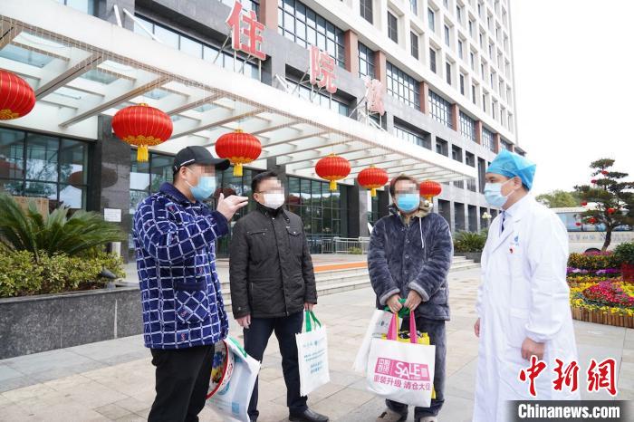 2月11日，协和医院西院3名重症患者出院　刘坤维　摄