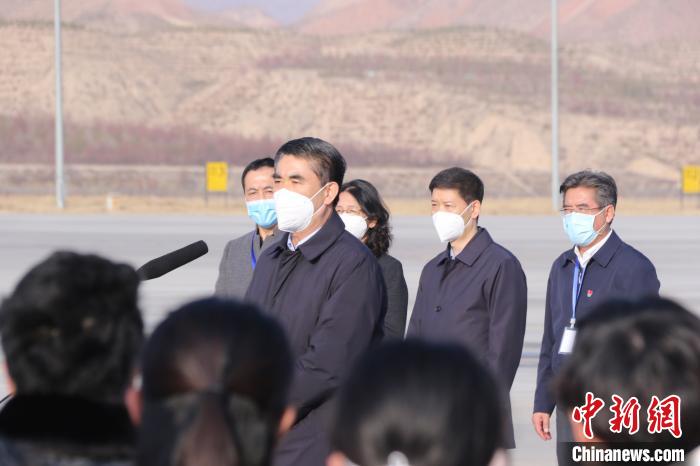 图为青海省委书记王建军对该省第二批援助湖北医疗队的102名医护人员平安归青表示欢迎。　李泽中　摄