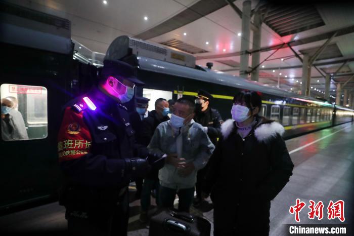图为,首批3名返汉务工人员乘坐K81次列车走下车厢 胡金力 摄