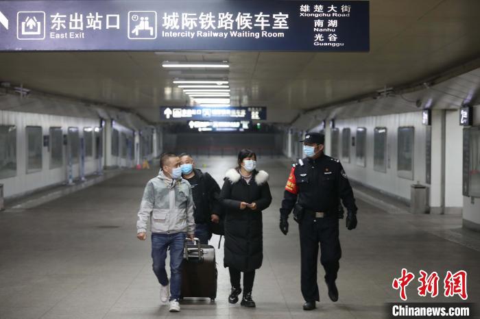 图为,首批3名返汉务工人员经过武昌火车站地下通道出站 胡金力 摄
