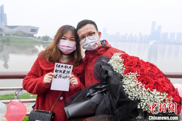 女友郑姝玢手持王育林写的求婚贺卡合影。 杨华峰 摄