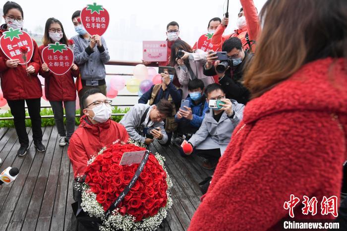 王育林向相恋1012天的女友郑姝玢求婚。　杨华峰 摄