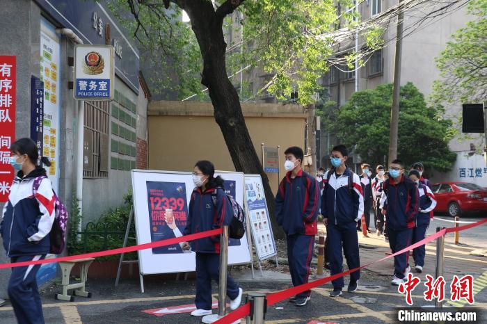 4月20日,杭州市明珠实验学校初一、初二学生复课。 童笑雨 摄