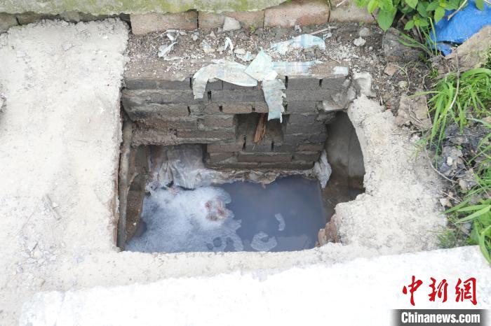 加工廠老板暗管“排毒”污染環(huán)境 李菁 攝