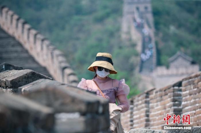 資料圖：游客戴口罩在景區(qū)內(nèi)有序游覽。中新社記者 賈天勇 攝