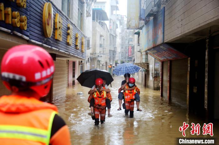 暴雨致考生被困,消防紧急送考 湖北咸宁消防供图