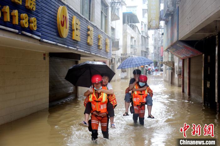 暴雨致考生被困,消防紧急送考 湖北咸宁消防供图