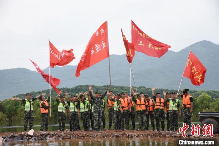 溃口成功合龙 余凯 摄