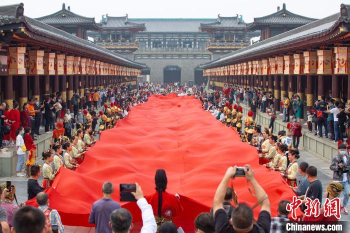 湖北襄阳|湖北襄阳：71米长巨型红旗庆华诞