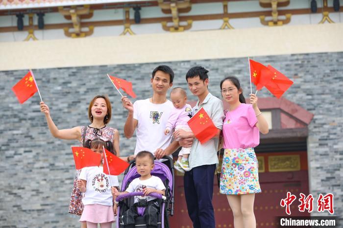 湖北襄阳|湖北襄阳：71米长巨型红旗庆华诞