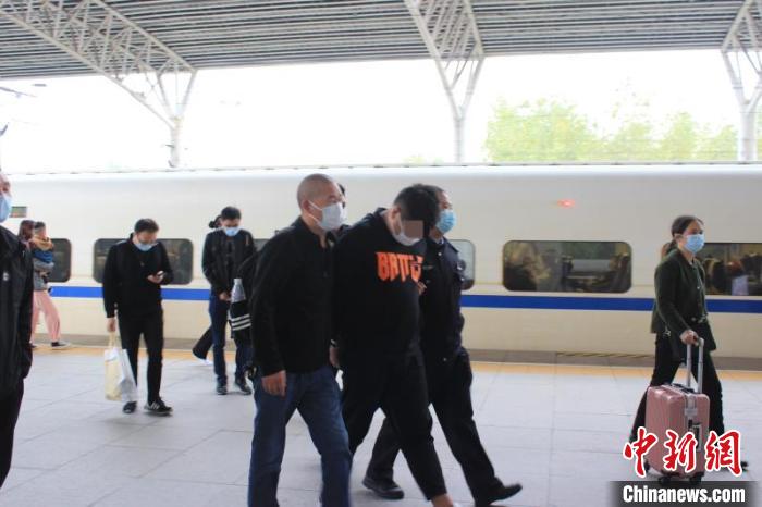 图为警方将犯罪嫌疑人抓获 湖北省公安厅供图