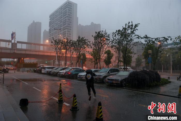 武汉遭遇强降雨突袭 张畅 摄