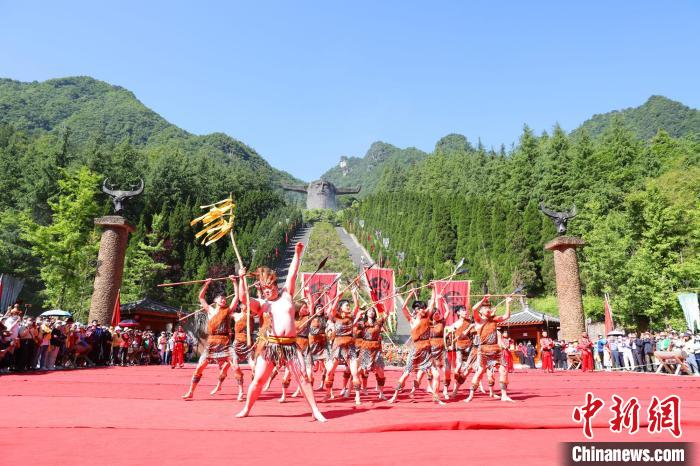 祭祀大典在围捕祭品的原始生活表演中拉开序幕。 喻玲 摄