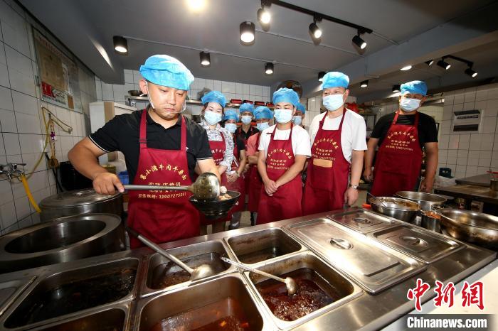 外地学员在襄阳学习制作襄阳牛肉牛杂面 杨东 摄