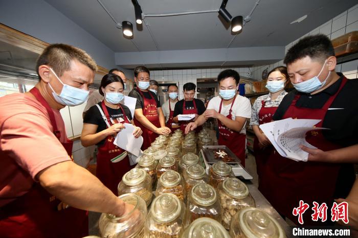 外地学员在襄阳学习制作襄阳牛肉牛杂面　杨东　摄