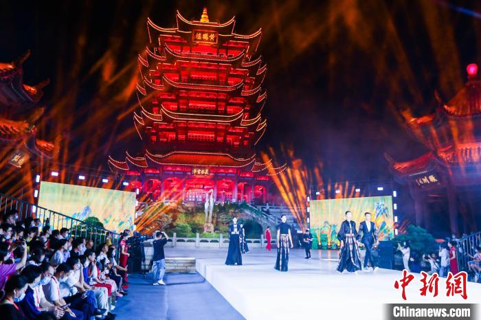 图为,黄鹤楼前上演时尚大秀 陈明 摄