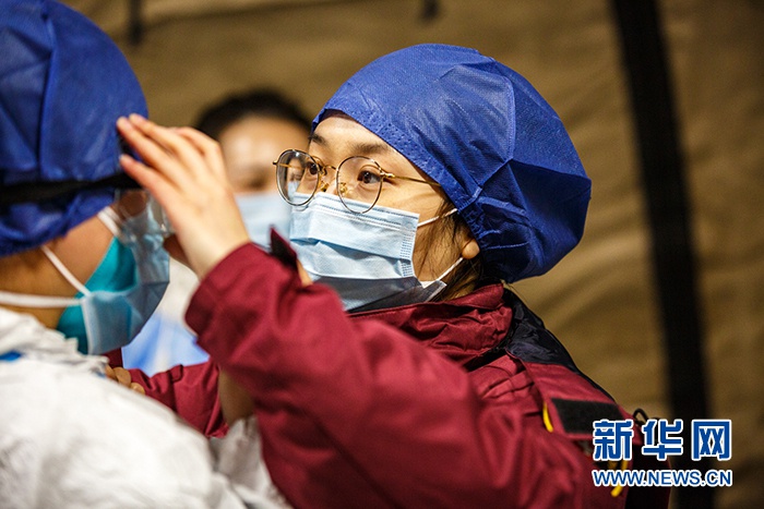 图为进入武汉客厅方舱医院的工作人员要经过严格的安全防护。新华网发 董宏祥摄