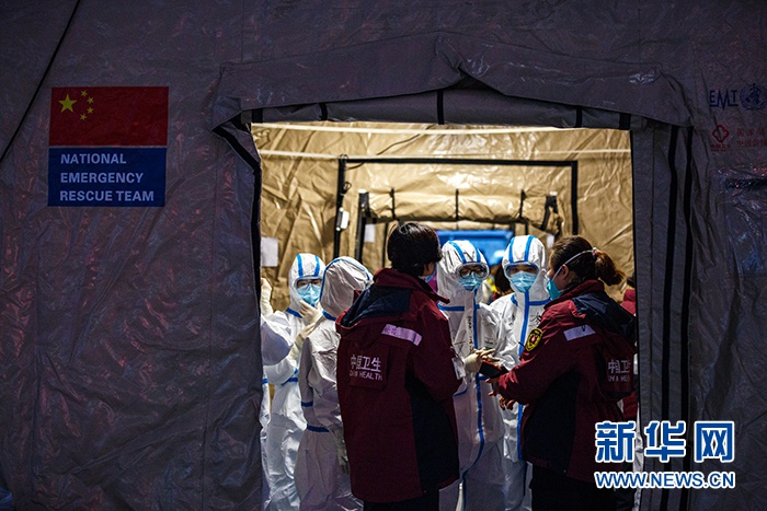 圖為進(jìn)入武漢客廳方艙醫(yī)院的工作人員要經(jīng)過(guò)嚴(yán)格的安全防護(hù)。新華網(wǎng)發(fā) 董宏祥攝