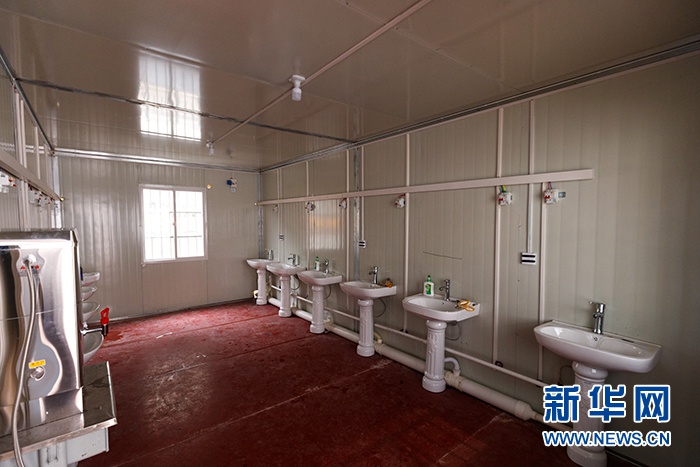 圖為武漢客廳方艙醫(yī)院內(nèi)部設(shè)施比較齊全。新華網(wǎng)發(fā) 董宏祥攝