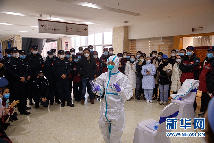 圖為武漢客廳方艙醫(yī)院醫(yī)務(wù)工作者為工作人員講授安全防護(hù)知識(shí)。新華網(wǎng)發(fā) 董宏祥攝