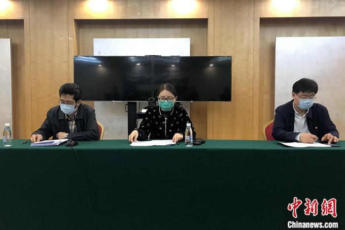 3月25日,中央指导组交通保障组信息通报宣传会在武汉举行。国家卫健委医政医管局监察专员焦雅辉(中)在会上表示,3月底前,援鄂医疗队返程将再迎高峰。据焦雅辉通报,截至3月24日24时,343支援鄂医疗队已累计撤回194支(21046名医务人员),目前尚有149支医疗队(17586名医务人员)留在湖北继续支援当地救治工作。中新社记者 张践 摄