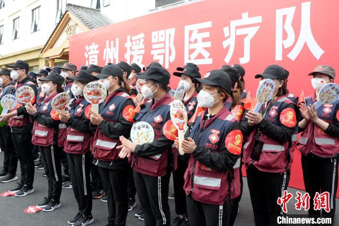 4月14日,漳州市第四批驰援湖北医疗队40名队员平安返回。 龚雯 摄
