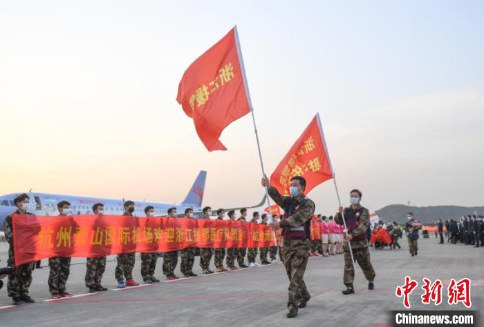 浙江省援武汉第二批医疗队抵达机场。　王刚 摄
