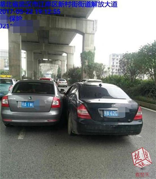 碰瓷轿车(图右)