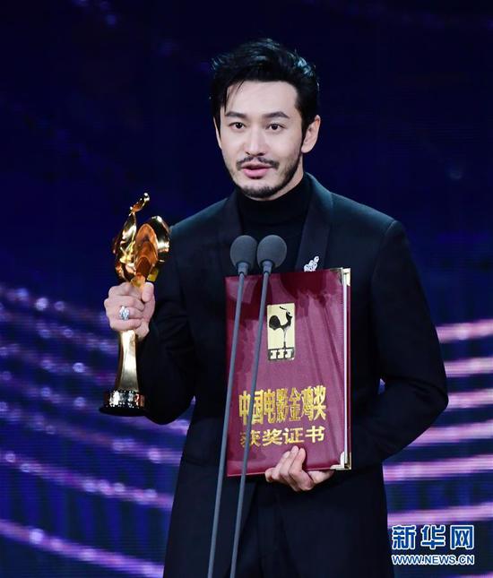 11月28日,演员黄晓明获得第33届中国电影金鸡奖最佳男主角奖。新华社记者 魏培全 摄