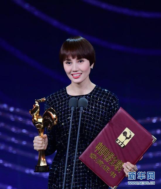 11月28日,演员袁泉获得第33届中国电影金鸡奖最佳女配角奖。新华社记者 魏培全 摄