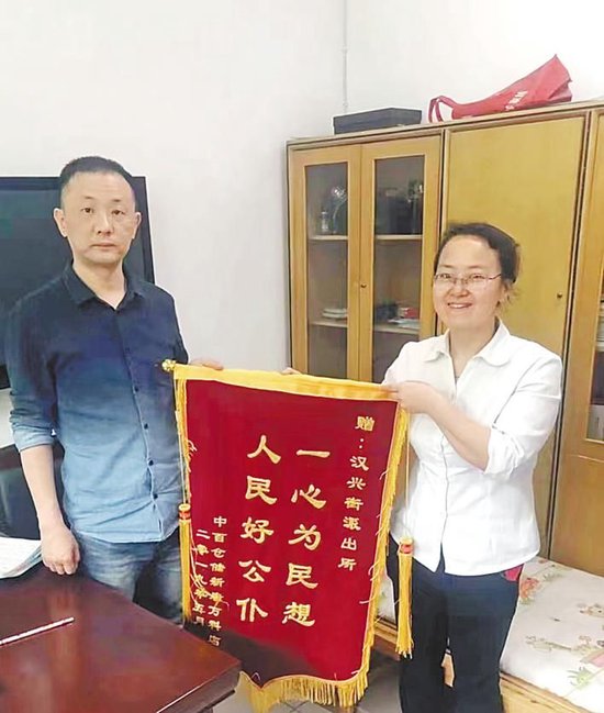 社区居民给邱建军送锦旗。(资料图片)