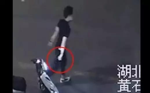 ▲窃贼持刀准备行凶