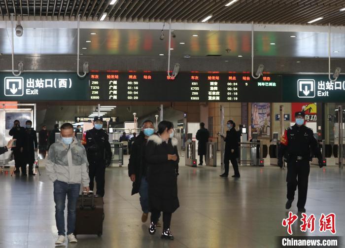 图为，首批3名返汉务工人员顺利走出武昌火车站出站口 胡金力 摄