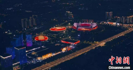 图为武汉体育中心夜景 武汉体育中心供图