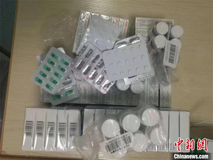 谭建尤托志愿者转赠的药品 陈思 摄