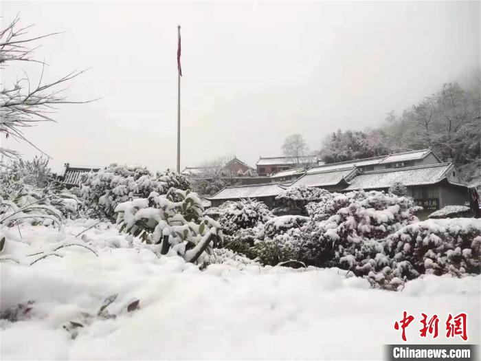 武当山景区内出现厚厚积雪　冯孔　摄