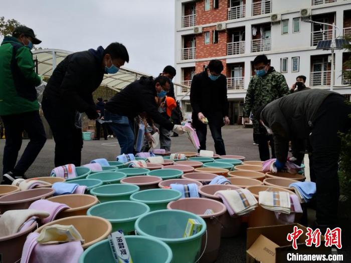圖為學校為患者準備生活用品 武漢商學院供圖