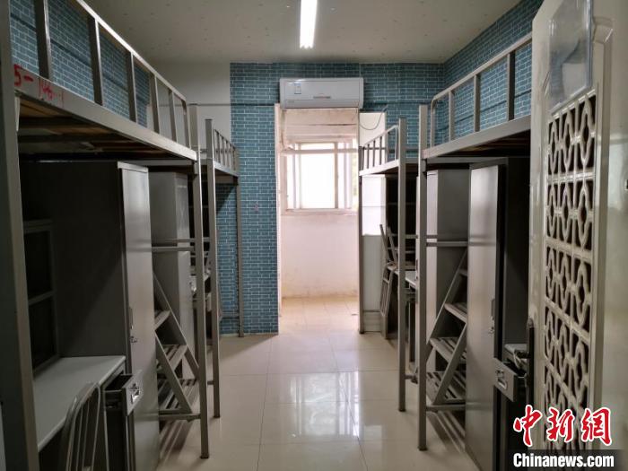 图为武汉商学院将宿舍改造为定点医疗点　武汉商学院供图