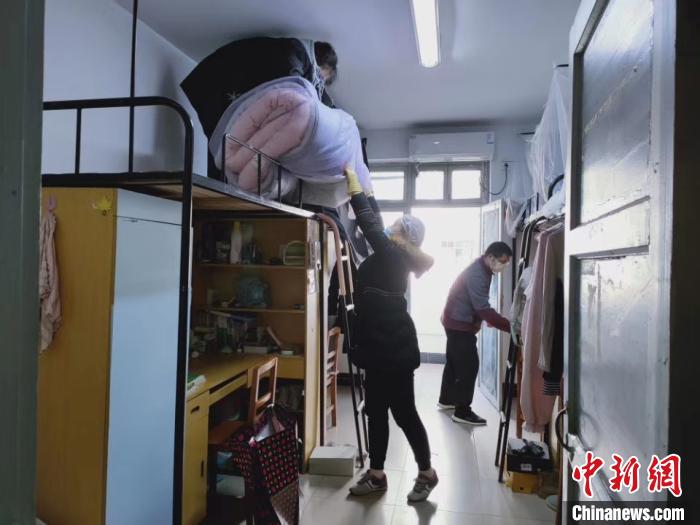 三峽大學教職員工緊急整理學生公寓 余純 攝