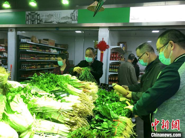 市民在菜市场买菜 郭晓莹 摄
