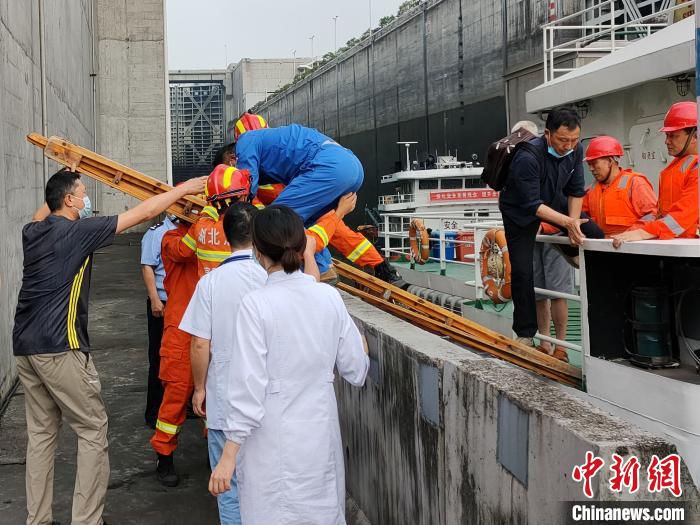 消防人员利用拉梯将船员从船上转移出来　张小永　摄