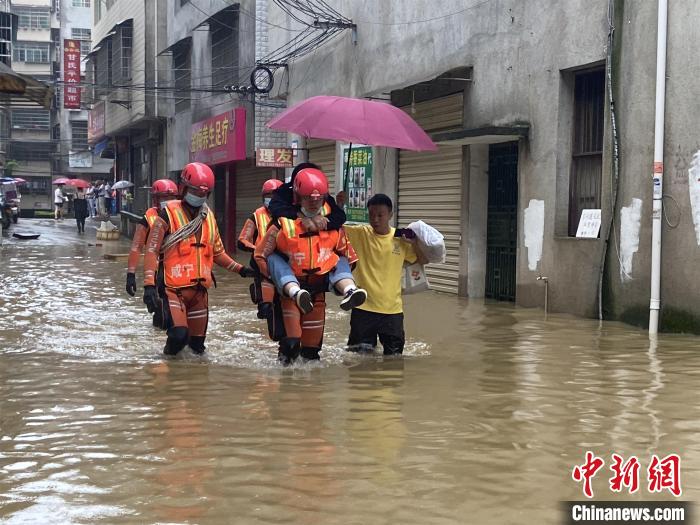 暴雨致考生被困,消防紧急送考 湖北咸宁消防供图