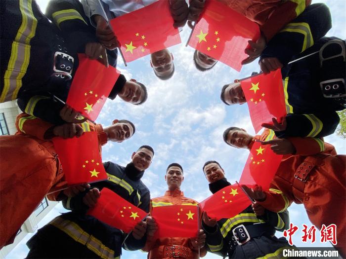 湖北咸宁消防拍摄创意照,“花式”告白祖国 朱燕林 摄