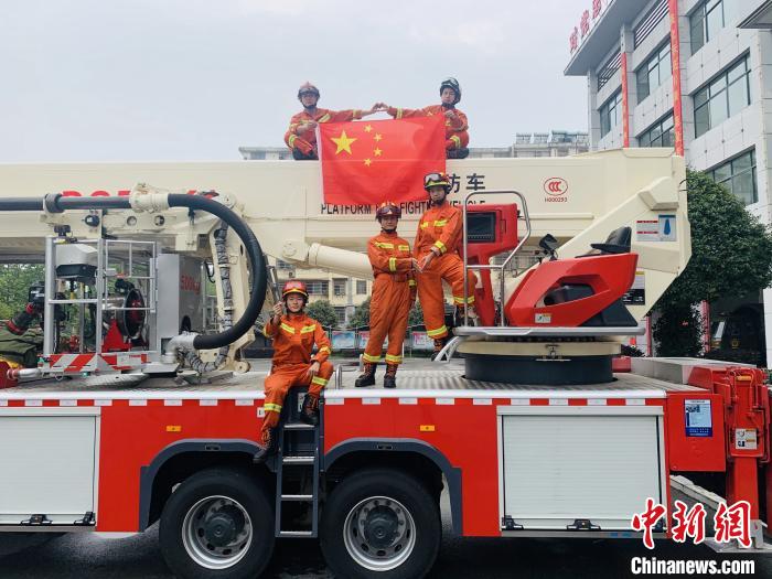 消防员以特有的方式告白祖国 朱燕林 摄