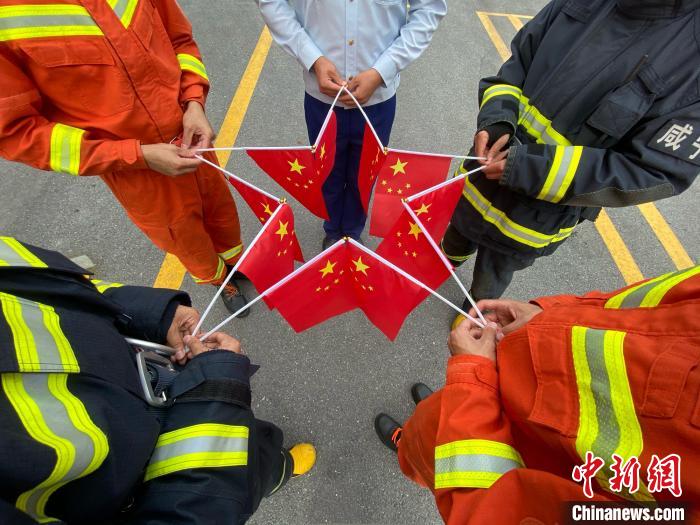 消防员拍摄创意照,祝福祖国繁荣昌盛 朱燕林 摄